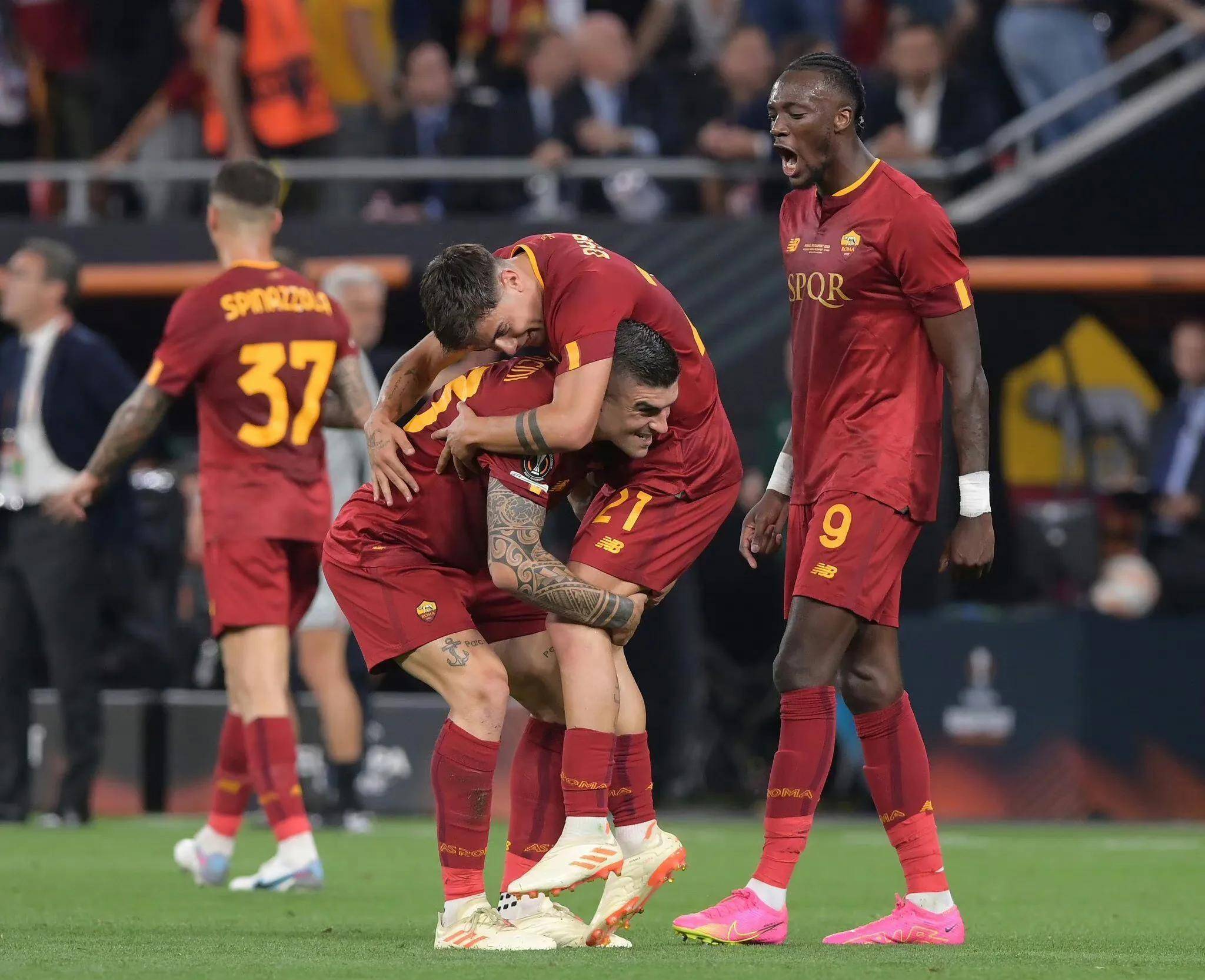 云开体育关于塞维利亚训练开放日，今晚状态回暖引欢呼，欧联在即，资深球员宣示担当的信息